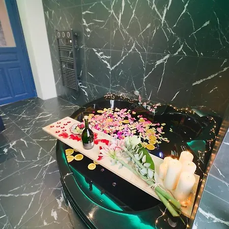 Popart Insolite Jacuzzi,sauna & Parking Free Apartman *