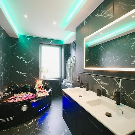 Popart Insolite Jacuzzi,sauna & Parking Free Apartman *