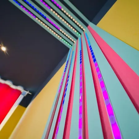 Popart Insolite Jacuzzi,sauna & Parking Free Apartman *