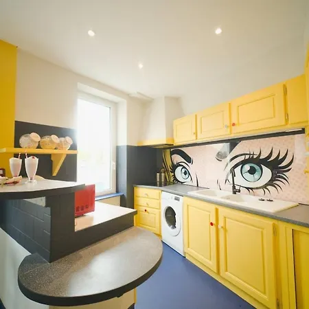 Popart Insolite Jacuzzi,sauna & Parking Free Apartman *